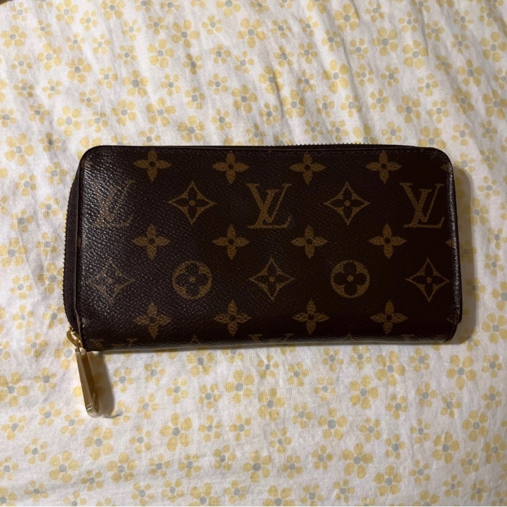 Louis Vuitton Black and Gold Monogram Zippy Wallet